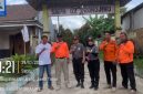 Tim BPBD Bangkalan menyalurkan bantuan kepada pengungsi erupsi Semeru di Lumajang.