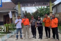 Tim BPBD Bangkalan menyalurkan bantuan kepada pengungsi erupsi Semeru di Lumajang.