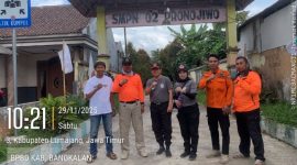Tim BPBD Bangkalan menyalurkan bantuan kepada pengungsi erupsi Semeru di Lumajang.