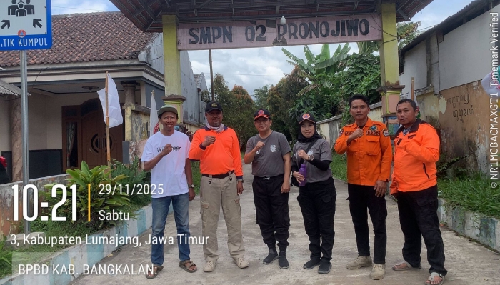 Tim BPBD Bangkalan menyalurkan bantuan kepada pengungsi erupsi Semeru di Lumajang.