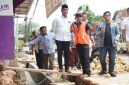 Bupati Bangkalan meninjau pengerjaan normalisasi drainase di Desa Tongguh, Arosbaya.