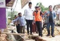 Bupati Bangkalan meninjau pengerjaan normalisasi drainase di Desa Tongguh, Arosbaya.