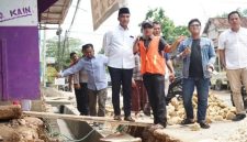 Bupati Bangkalan meninjau pengerjaan normalisasi drainase di Desa Tongguh, Arosbaya.
