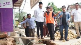Bupati Bangkalan meninjau pengerjaan normalisasi drainase di Desa Tongguh, Arosbaya.