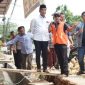 Bupati Bangkalan meninjau pengerjaan normalisasi drainase di Desa Tongguh, Arosbaya.