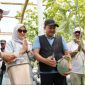 Bupati Pasuruan Rusdi Sutejo saat menghadiri panen raya melon hidroponik BUMDes Sari Mandiri di Greenhouse Melon Desa Nogosari, Pandaan.