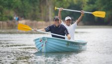 Wali Kota Probolinggo dr. Aminuddin meluncurkan aplikasi Jelita sekaligus menyerahkan penghargaan Lomba Kampung Wisata 2025 di Ranu Sentong, Sabtu (29/11).