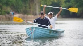 Wali Kota Probolinggo dr. Aminuddin meluncurkan aplikasi Jelita sekaligus menyerahkan penghargaan Lomba Kampung Wisata 2025 di Ranu Sentong, Sabtu (29/11).