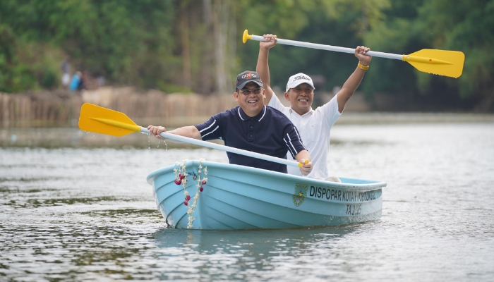 Wali Kota Probolinggo dr. Aminuddin meluncurkan aplikasi Jelita sekaligus menyerahkan penghargaan Lomba Kampung Wisata 2025 di Ranu Sentong, Sabtu (29/11).