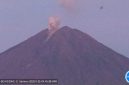 Kolom abu erupsi Gunung Semeru terpantau dari Pos Pengamatan Gunung Sawur, Selasa pagi.