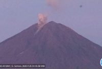 Kolom abu erupsi Gunung Semeru terpantau dari Pos Pengamatan Gunung Sawur, Selasa pagi.