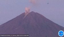 Kolom abu erupsi Gunung Semeru terpantau dari Pos Pengamatan Gunung Sawur, Selasa pagi.