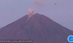 Gunung Semeru Erupsi, Kolom Abu Capai 800 Meter dan Status Tetap Level IV Awas