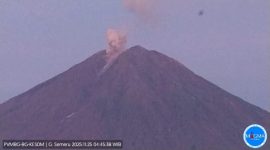 Kolom abu erupsi Gunung Semeru terpantau dari Pos Pengamatan Gunung Sawur, Selasa pagi.
