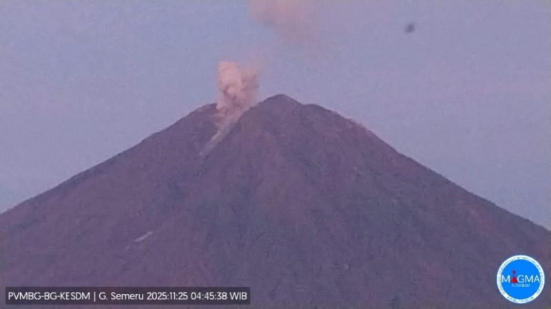 Kolom abu erupsi Gunung Semeru terpantau dari Pos Pengamatan Gunung Sawur, Selasa pagi.