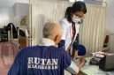 Petugas medis melakukan pemeriksaan kesehatan WBP di Rutan Kelas IIB Kraksaan.