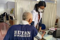 Petugas medis melakukan pemeriksaan kesehatan WBP di Rutan Kelas IIB Kraksaan.