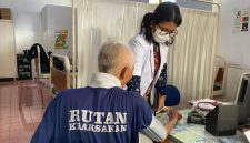 Petugas medis melakukan pemeriksaan kesehatan WBP di Rutan Kelas IIB Kraksaan.