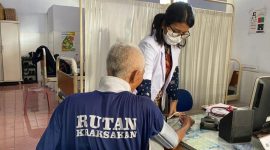 Petugas medis melakukan pemeriksaan kesehatan WBP di Rutan Kelas IIB Kraksaan.