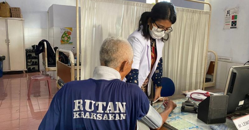 Petugas medis melakukan pemeriksaan kesehatan WBP di Rutan Kelas IIB Kraksaan.