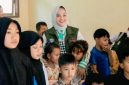 Ketua PPT PPA Lumajang, Dewi Natalia Yudha Adji Kusuma, saat meninjau kondisi penyintas erupsi Semeru di Posko Pengungsian SMPN 2 Pronojiwo, Minggu (30/11/2025).