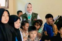 Ketua PPT PPA Lumajang, Dewi Natalia Yudha Adji Kusuma, saat meninjau kondisi penyintas erupsi Semeru di Posko Pengungsian SMPN 2 Pronojiwo, Minggu (30/11/2025).