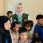 Ketua PPT PPA Lumajang, Dewi Natalia Yudha Adji Kusuma, saat meninjau kondisi penyintas erupsi Semeru di Posko Pengungsian SMPN 2 Pronojiwo, Minggu (30/11/2025).