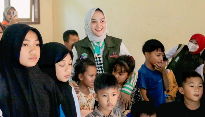 Ketua PPT PPA Lumajang, Dewi Natalia Yudha Adji Kusuma, saat meninjau kondisi penyintas erupsi Semeru di Posko Pengungsian SMPN 2 Pronojiwo, Minggu (30/11/2025).