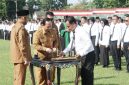 Bupati Sumenep Achmad Fauzi Wongsojudo menyerahkan SK PPPK Paruh Waktu Formasi 2025 kepada perwakilan tenaga honorer pada acara yang digelar di Stadion GOR A. Yani Pangligur, Senin (01/12/2025).