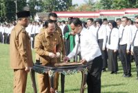 Bupati Sumenep Achmad Fauzi Wongsojudo menyerahkan SK PPPK Paruh Waktu Formasi 2025 kepada perwakilan tenaga honorer pada acara yang digelar di Stadion GOR A. Yani Pangligur, Senin (01/12/2025).