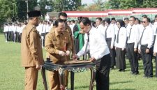 Bupati Sumenep Achmad Fauzi Wongsojudo menyerahkan SK PPPK Paruh Waktu Formasi 2025 kepada perwakilan tenaga honorer pada acara yang digelar di Stadion GOR A. Yani Pangligur, Senin (01/12/2025).
