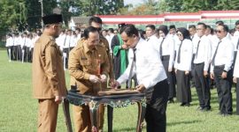Bupati Sumenep Achmad Fauzi Wongsojudo menyerahkan SK PPPK Paruh Waktu Formasi 2025 kepada perwakilan tenaga honorer pada acara yang digelar di Stadion GOR A. Yani Pangligur, Senin (01/12/2025).
