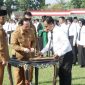Bupati Sumenep Achmad Fauzi Wongsojudo menyerahkan SK PPPK Paruh Waktu Formasi 2025 kepada perwakilan tenaga honorer pada acara yang digelar di Stadion GOR A. Yani Pangligur, Senin (01/12/2025).