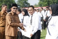 Bupati Sumenep Achmad Fauzi Wongsojudo saat memberikan arahan kepada ASN dan PPPK pada acara Penyerahan SK PPPK Paruh Waktu di Stadion GOR A. Yani Pangligur, Senin (01/12/2025).