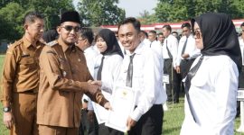 Bupati Sumenep Achmad Fauzi Wongsojudo saat memberikan arahan kepada ASN dan PPPK pada acara Penyerahan SK PPPK Paruh Waktu di Stadion GOR A. Yani Pangligur, Senin (01/12/2025).