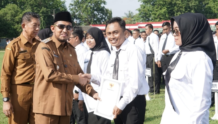 Bupati Sumenep Achmad Fauzi Wongsojudo saat memberikan arahan kepada ASN dan PPPK pada acara Penyerahan SK PPPK Paruh Waktu di Stadion GOR A. Yani Pangligur, Senin (01/12/2025).