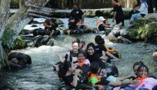 kawasan wisata Tumpak Selo, Kecamatan Pronojiwo, menjadi bagian dari upaya pemulihan psikologis anak-anak penyintas erupsi Semeru.