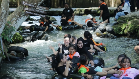 kawasan wisata Tumpak Selo, Kecamatan Pronojiwo, menjadi bagian dari upaya pemulihan psikologis anak-anak penyintas erupsi Semeru.
