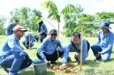 Bupati Sumenep bersama jajaran DLH dan Medco Energi Madura melakukan penanaman bibit pohon di TPA Tanonggul.