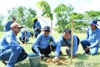 Bupati Sumenep bersama jajaran DLH dan Medco Energi Madura melakukan penanaman bibit pohon di TPA Tanonggul.