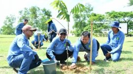 Bupati Sumenep bersama jajaran DLH dan Medco Energi Madura melakukan penanaman bibit pohon di TPA Tanonggul.