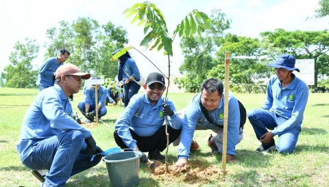 Bupati Sumenep bersama jajaran DLH dan Medco Energi Madura melakukan penanaman bibit pohon di TPA Tanonggul.