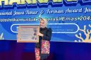 Ketua Forikan Lumajang, Dewi Natalia Yudha Adji Kusuma, saat menerima penghargaan Primeir Best Award tingkat Jawa Timur di Surabaya.