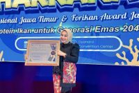 Ketua Forikan Lumajang, Dewi Natalia Yudha Adji Kusuma, saat menerima penghargaan Primeir Best Award tingkat Jawa Timur di Surabaya.