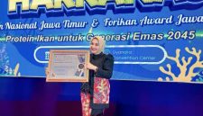Ketua Forikan Lumajang, Dewi Natalia Yudha Adji Kusuma, saat menerima penghargaan Primeir Best Award tingkat Jawa Timur di Surabaya.