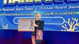 Ketua Forikan Lumajang, Dewi Natalia Yudha Adji Kusuma, saat menerima penghargaan Primeir Best Award tingkat Jawa Timur di Surabaya.