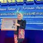 Ketua Forikan Lumajang, Dewi Natalia Yudha Adji Kusuma, saat menerima penghargaan Primeir Best Award tingkat Jawa Timur di Surabaya.