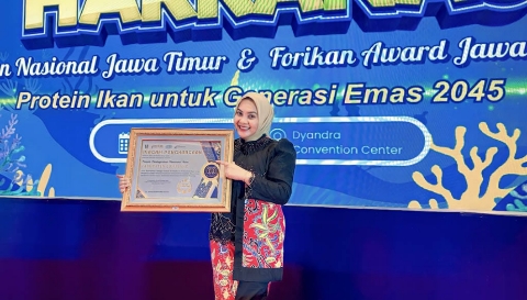 Ketua Forikan Lumajang, Dewi Natalia Yudha Adji Kusuma, saat menerima penghargaan Primeir Best Award tingkat Jawa Timur di Surabaya.