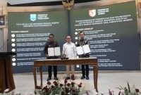 Bupati Probolinggo dr. Mohammad Haris dalam penandatanganan nota kesepakatan dengan Menteri Pelindungan Pekerja Migran Indonesia/Kepala BP2MI Mukhtarudin tentang Tata Kelola Pelindungan Pekerja Migran Indonesia dan Keluarga. (Foto : ADC Bupati)