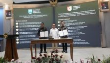 Bupati Probolinggo dr. Mohammad Haris dalam penandatanganan nota kesepakatan dengan Menteri Pelindungan Pekerja Migran Indonesia/Kepala BP2MI Mukhtarudin tentang Tata Kelola Pelindungan Pekerja Migran Indonesia dan Keluarga. (Foto : ADC Bupati)